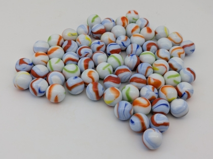 Glasmurmeln 16 mm, weiß opak mit bunten Streifen